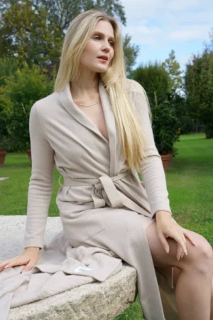 Vestaglia morbida, rasato100% cashmere 2/28 a 1 filo.