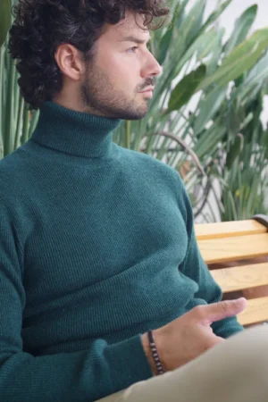 Maglia dolcevita in maglia inglese 100% cashmere 2/28 a 2 fili.