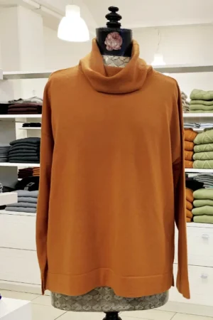 Maglia collo a ciambella, rasato 100% lana merino 2/30 a 1 filo.
