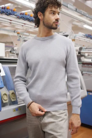 Maglia girocollo in maglia inglese 100% cashmere 2/28 a 2 fili.