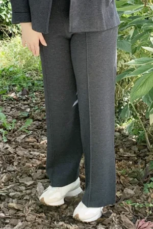 Pantalone lungo, a punto stoffa in 100% lana merino 2/48 a 1 filo.